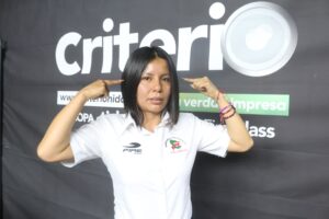  Concentración total: cada combate es un nuevo reto para la primera juez-árbitro hidalguense.