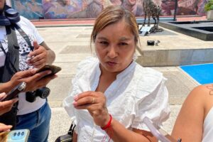 Alcaldesa de Yahualica, Francisca Lara Velázquez, responde a preguntas tras ser retenida por habitantesFoto: Luis Godínez
