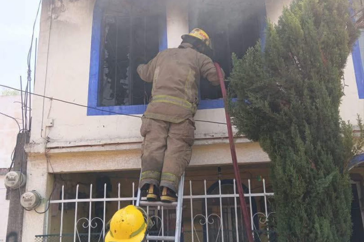 Los bomberos tuvieron que hcer uso de una escalera para apagar las llamas 