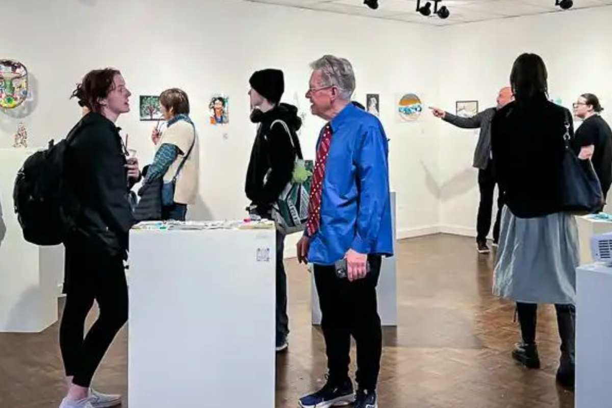 Durante la inauguración de Trash to Art, visitantes recorren la muestra de arte sostenible en Salem State University