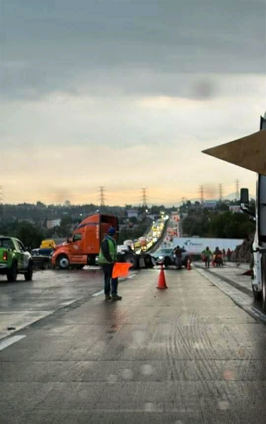 Tránsito colapsado tras la muerte de un motociclista en autopista