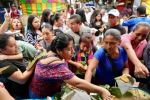 Platillos y artesanías están disponibles en la feria de HuazalingoFoto: Salomón Hernández