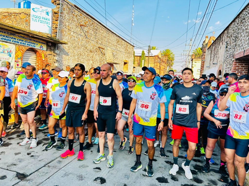 Villa de Tezontepec vibra con el atletismo en la carrera Corre por tu Torta
