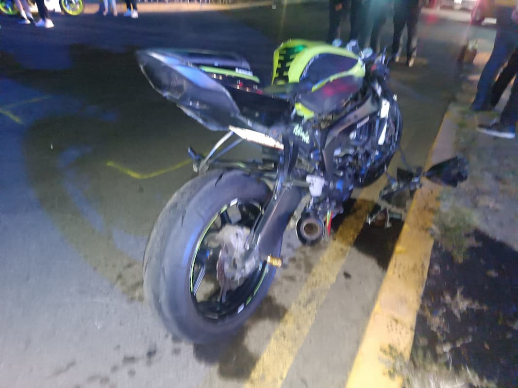 Motociclista es trasladado al hospital tras choque con patrulla en Mineral de la Reforma
