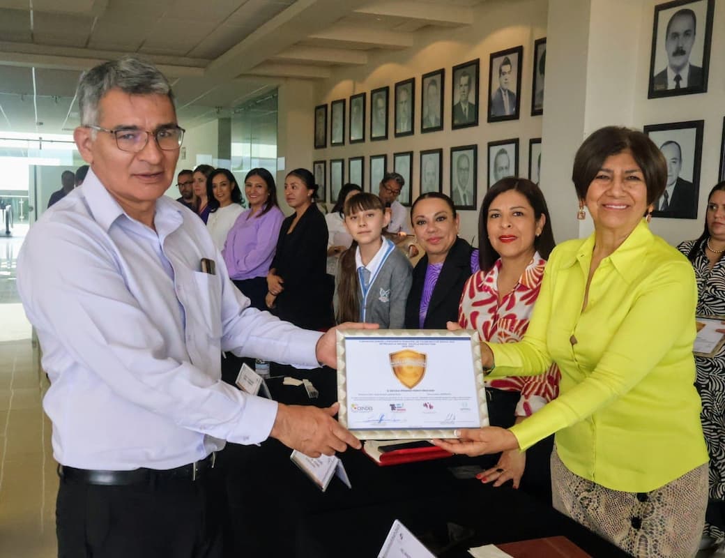 Se realizó la entrega de 14 insignias a escuelas de nivel básico que participaron en la campaña “Te veo, te creo, te escucho”