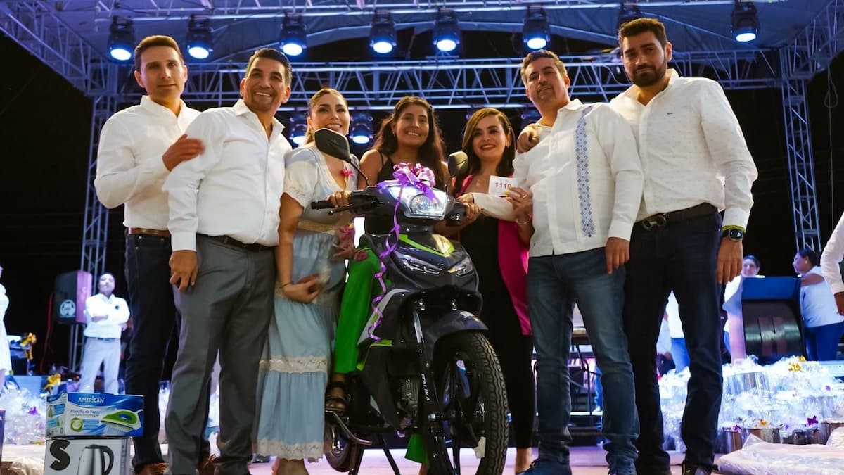 Con motivo del Día de las Madres, el gobierno municipal de Huejutla organizó un festival masivo en los terrenos de la feria