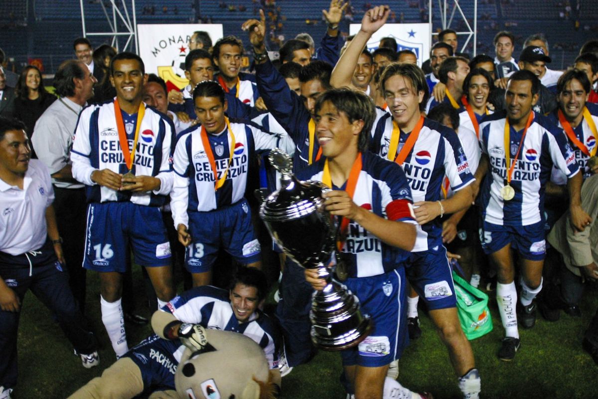 El Pachuca logra su primer victoria internacional en 2002, también en el Ciudad de los Deportes