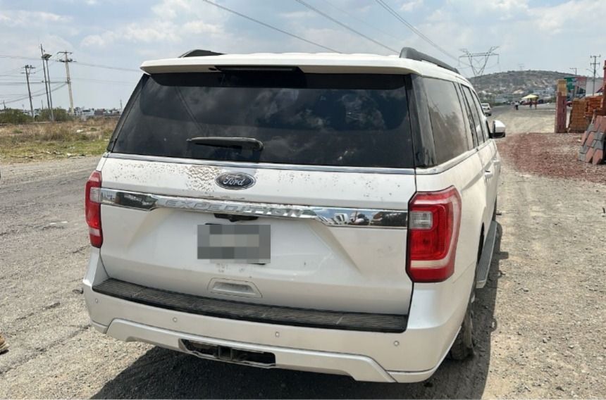La camioneta con blindaje fue interceptada; hay tres detenidos
