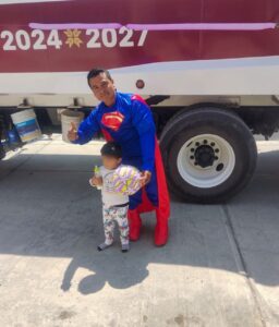 En Pachuca, el personal de limpia cambió rutina por sonrisas y dulces