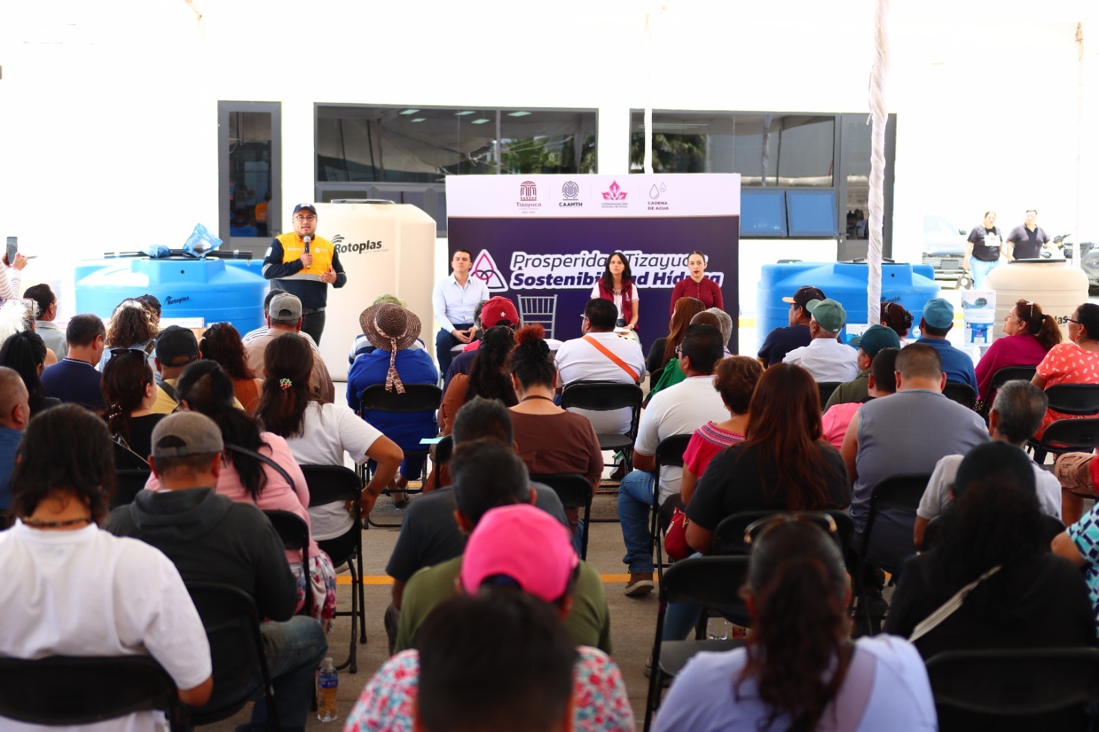 La entrega incluyó calentadores solares, tinacos, cisternas y cubetas de impermeabilizante