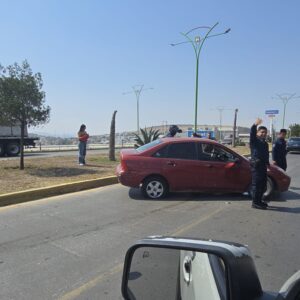 Elementos de tránsito atienden el choque en Mineral de la Reforma