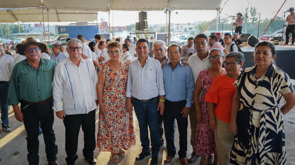Con música, comida, rifas y reconocimientos, el acto se convirtió en un homenaje al legado de quienes dedicaron su vida a la formación de generaciones