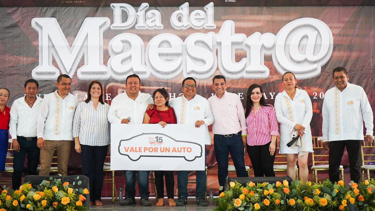 En el marco del festejo organizado por el Día del Maestro, docentes de Huejutla, San Felipe Orizatlán, Jaltocán, Huazalingo y Tlanchinol ovacionaron al presidente municipal de Huejutla