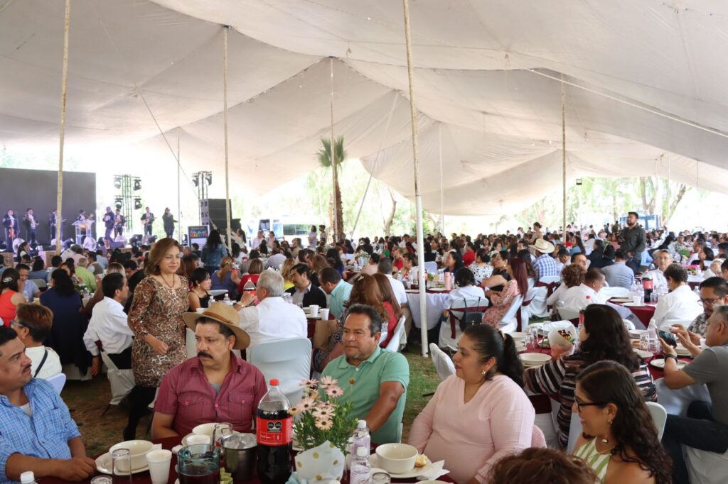 El ayuntamiento de Actopan, encabezado por la presidenta municipal, Lic. Imelda Cuéllar Cano, celebró el Día del Maestro