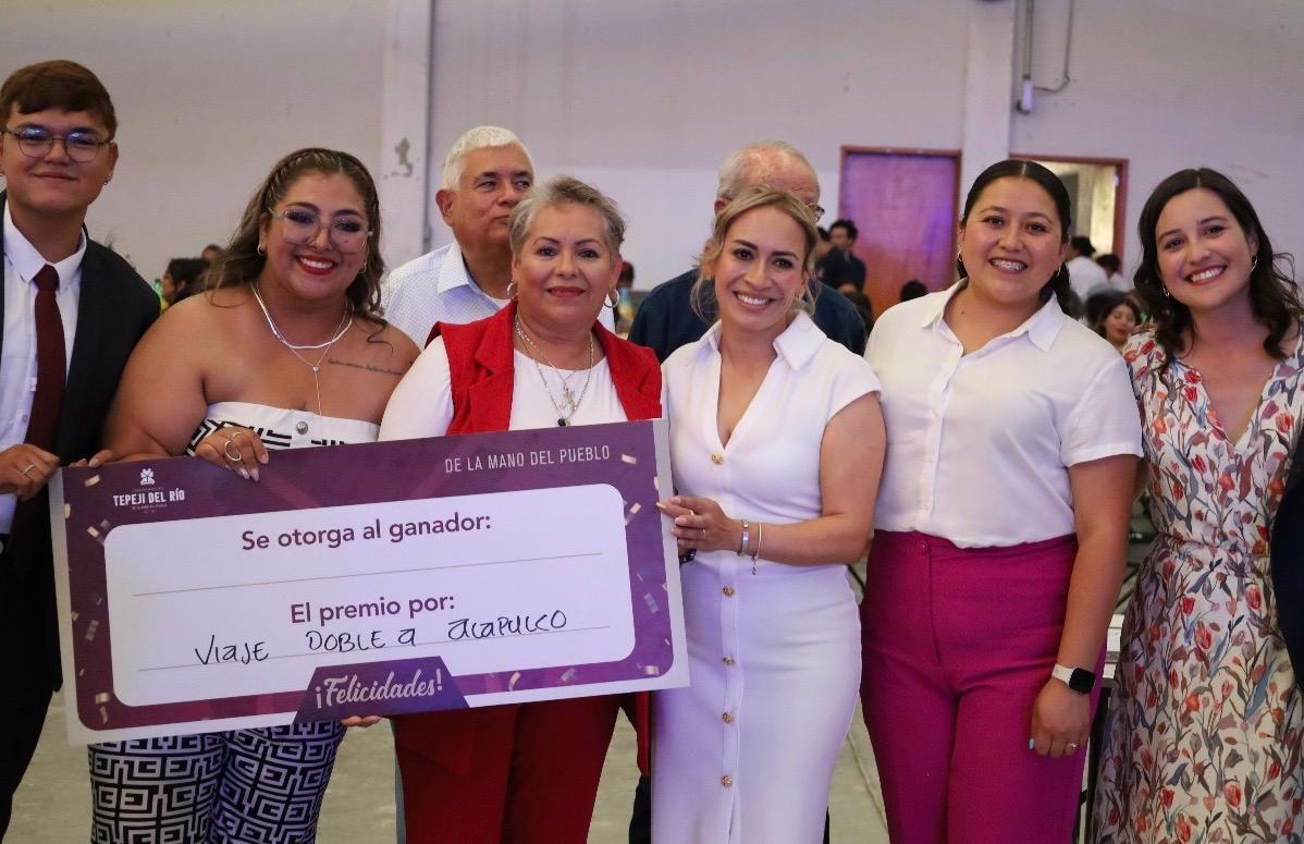 La presidenta municipal, Tania Valdez Cuéllar, encabezó esta jornada de reconocimiento, la cual tuvo lugar en un ambiente de alegría y compañerismo, incluyendo rifas y música en vivo