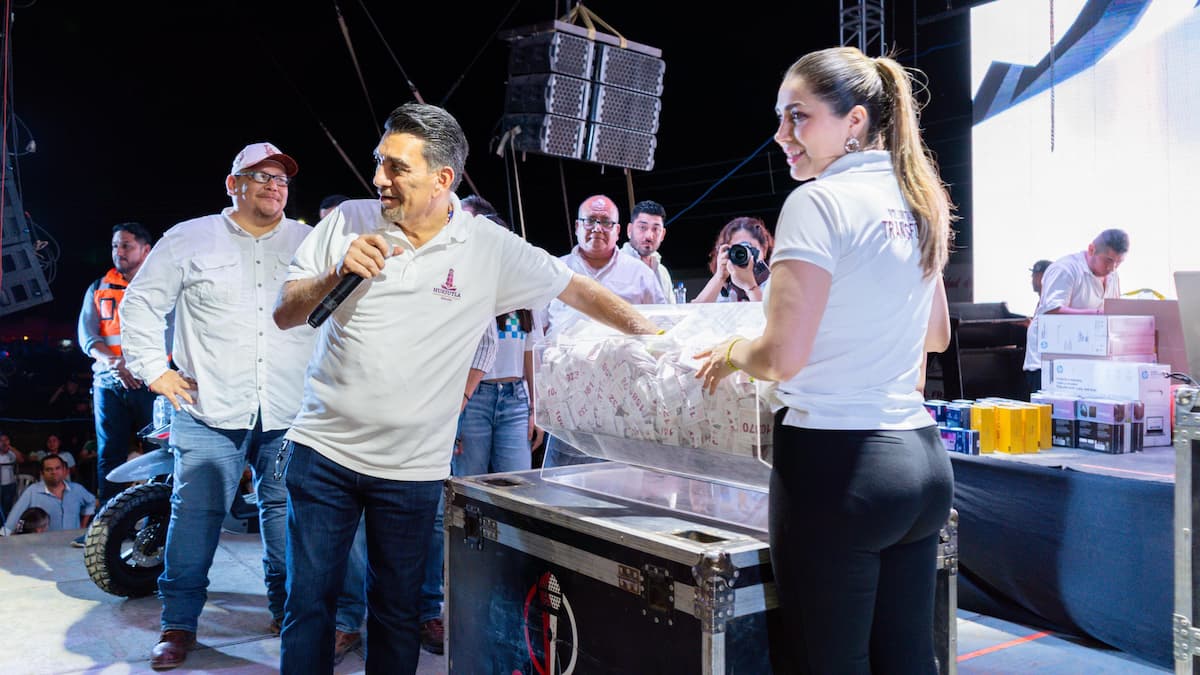ientos de jóvenes de Huejutla festejaron el Día del Estudiante con un gran evento lleno de música y diversión el pasado viernes 23 de mayo de 2025