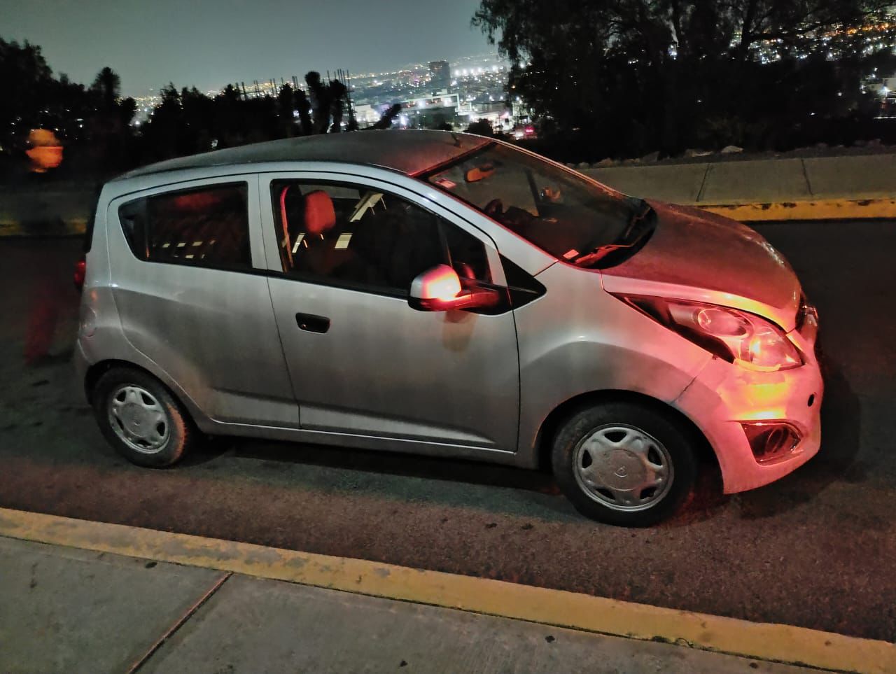 El vehículo Spark fue rastreado por cámaras tras circular a exceso de velocidad