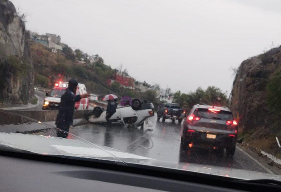 Accidente en el Corredor de la Montaña deja una camioneta volcada