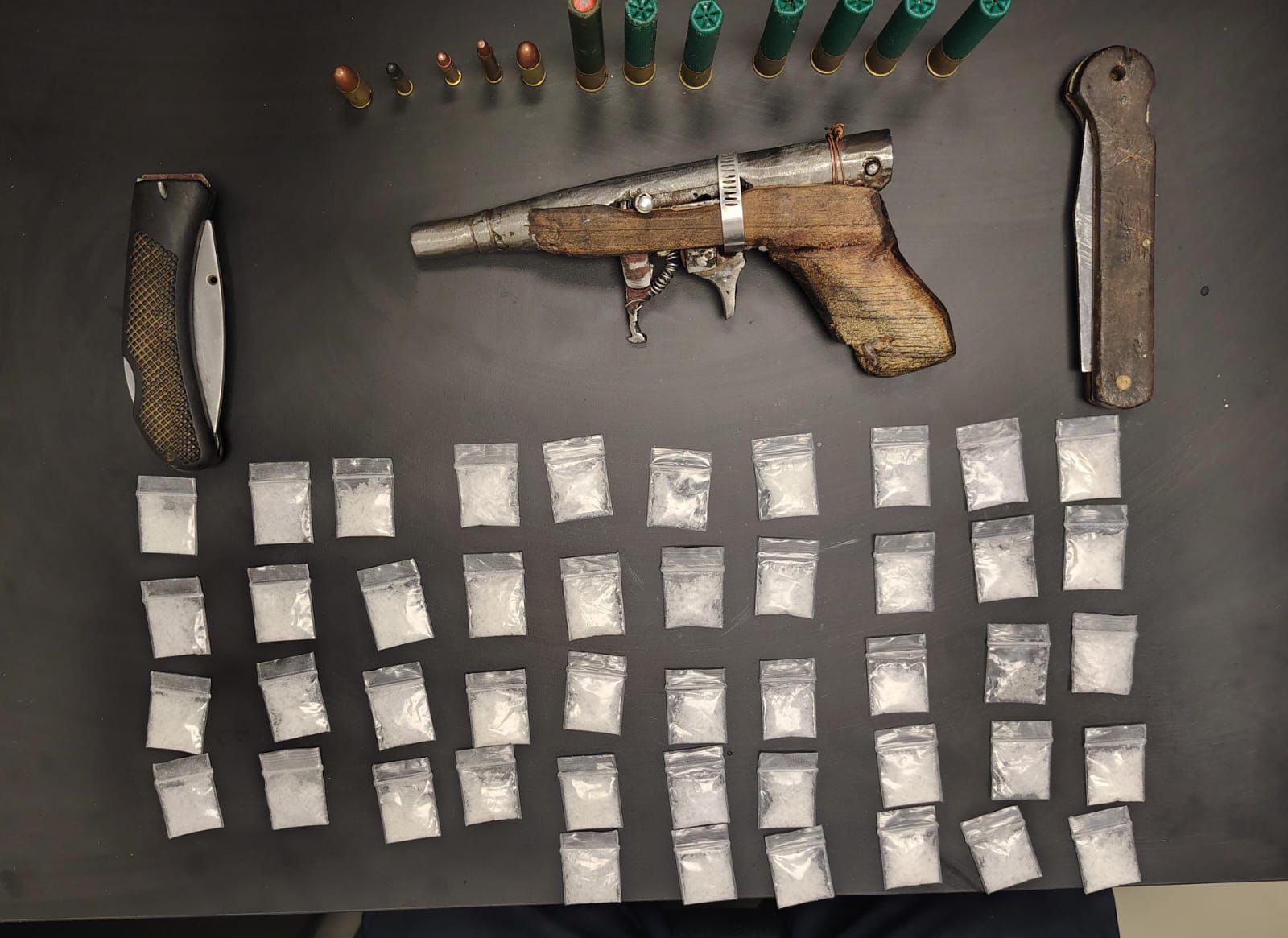 La SSPH frustró un robo de auto y aseguró droga y un arma