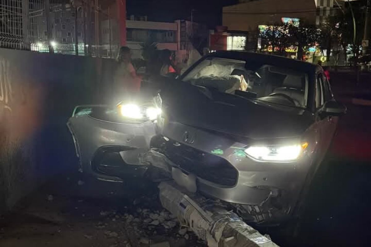 Un vehículo se impactó contra objeto fijo durante el accidente