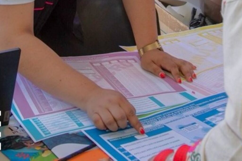 En Hidalgo, los votantes recibirán seis papeletas de distintos colores, en las que deberán ubicar el número que corresponde al candidato de su preferencia; estás serán depositadas en una única urna