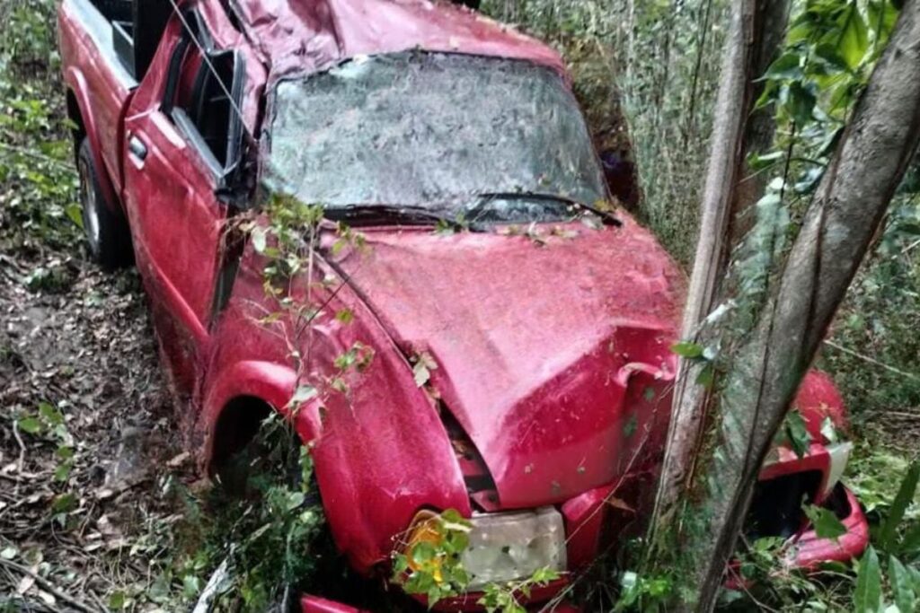 Camioneta cae a barranco en carretera Huejutla-Chalma; ¿qué se sabe del accidente?