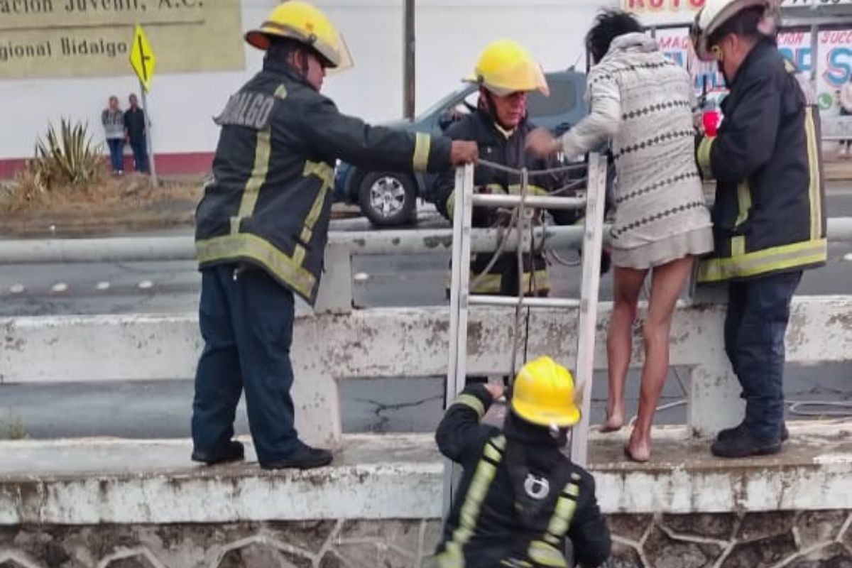 Bomberos logran salvar a joven que cayó a un canal en la zona metropolitana