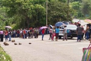 Pobladores de Yahualica bloquearon la carretera estatal Atlapexco-Calnali para exigir recursos para su fiesta patronalFoto: Especial