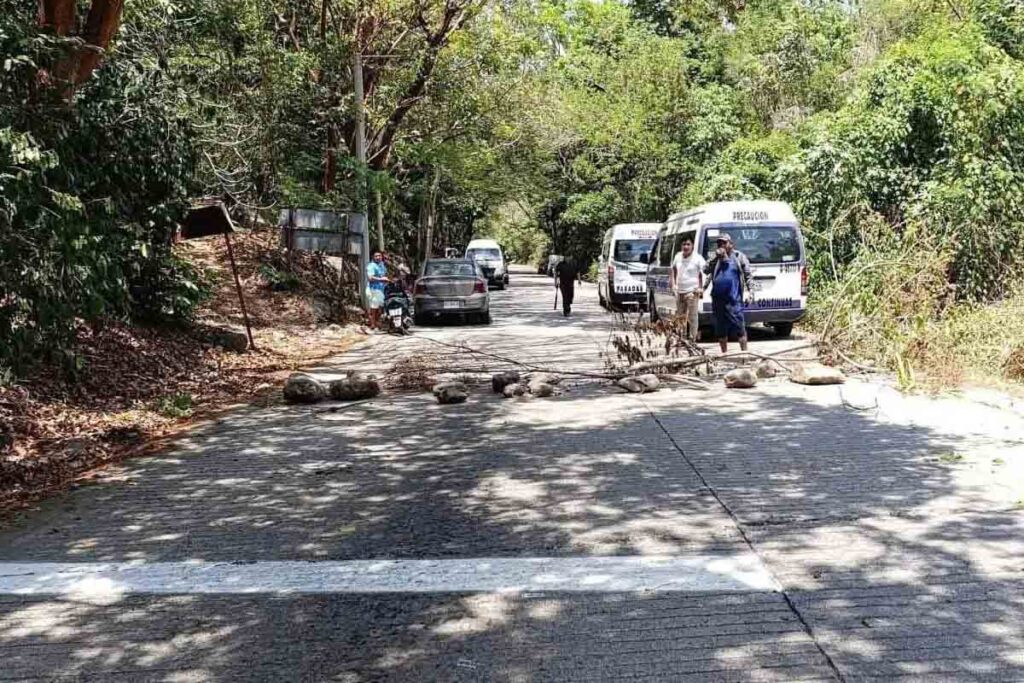 El cierre carretera de la Atlapexco-Calnali se mantuvo este miércoles den Yahualica