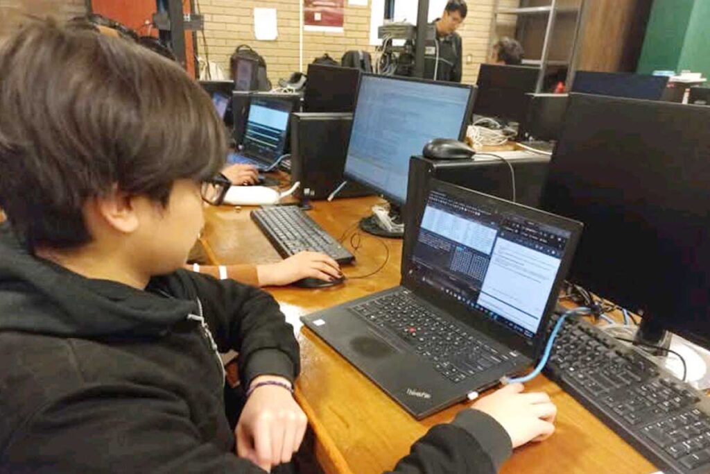 Los estudiantes tienen un laboratorio especializado, con simuladores de red 