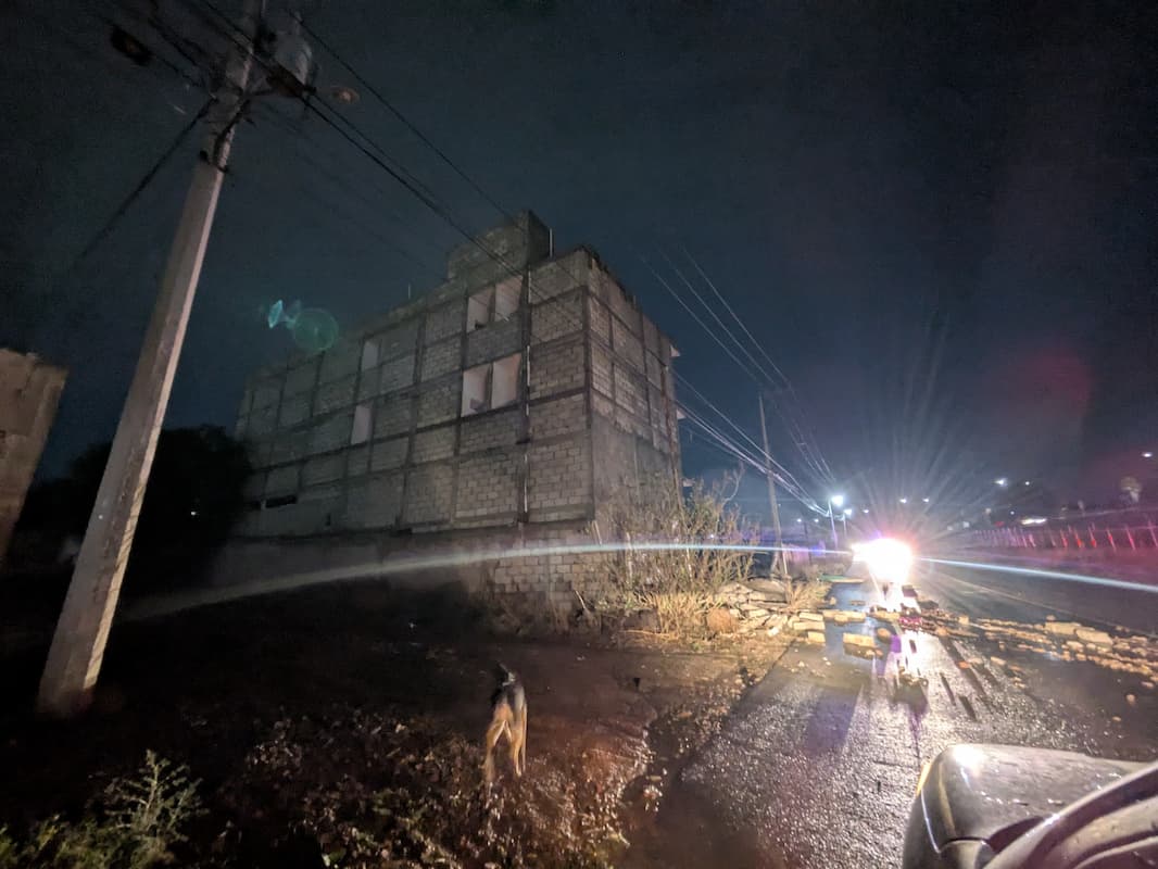 La barda cayó sobre la avenida principal de la colonia La Loma