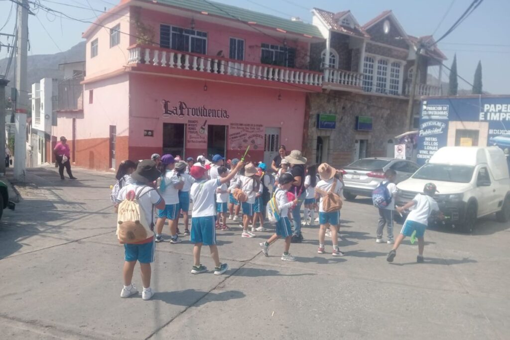 Celebran en Metzquititlán a los niños con un paseo; este fue el recorrido que hicieron
