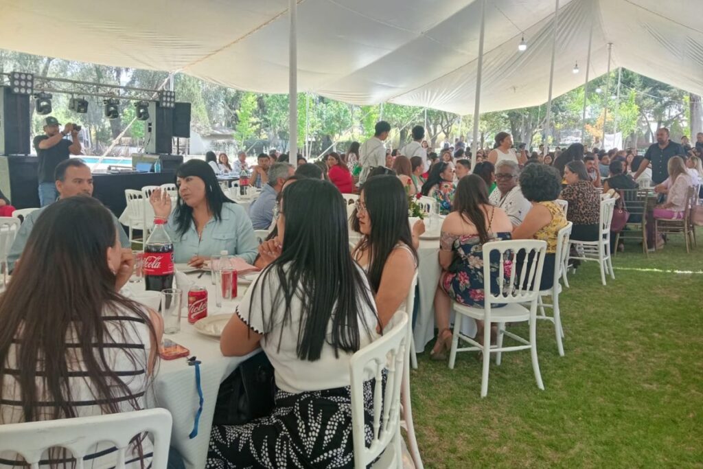 Reconocen en Huasca la labor de los docentes con una convivencia y rifa de regalos