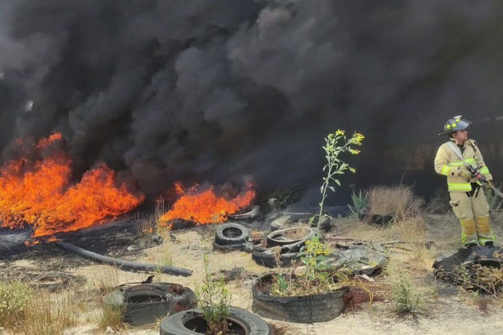 Tepeji: Incendio en tiradero de llantas afecta la visibilidad en la México-Querétaro