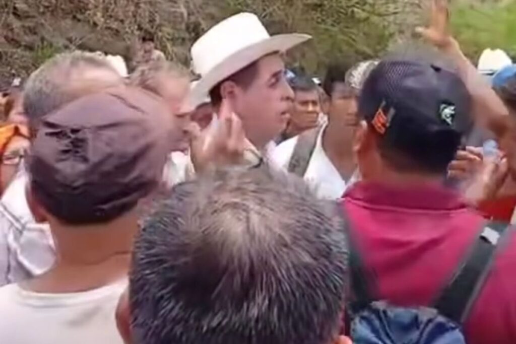 Amenaza alcalde de Jaltocán con tirar basura “a huevo” y reta a golpes a vecinos