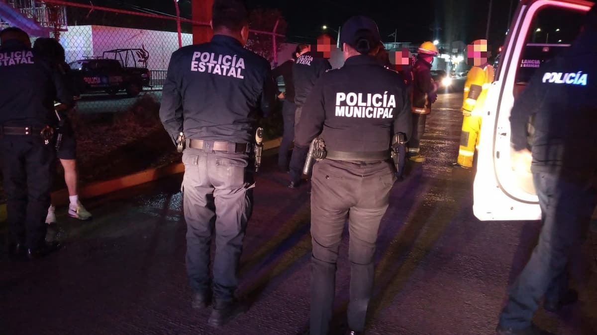 La mujer fue auxiliada por paramédicos tras caer del puente