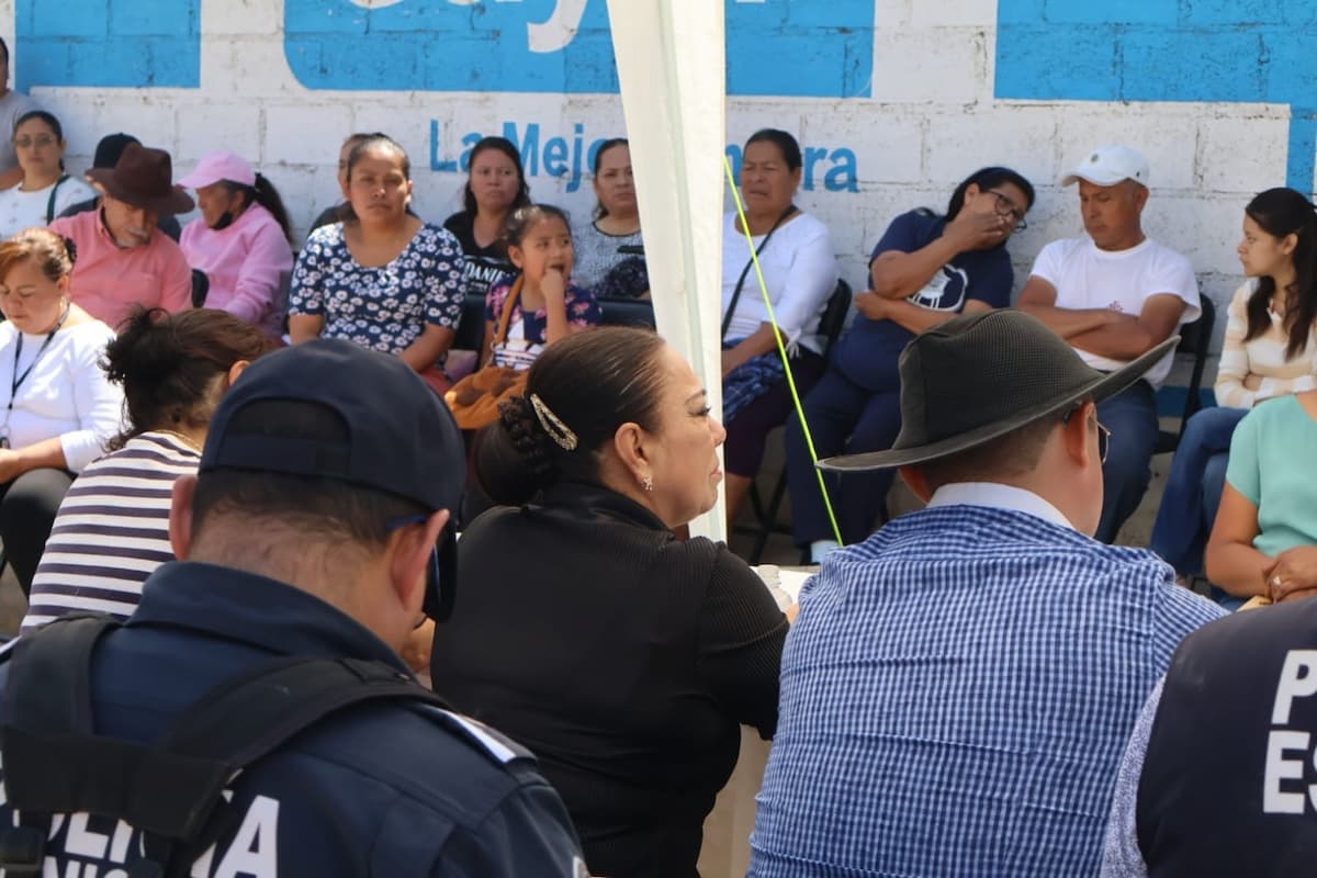 La presidenta municipal de Tulancingo, Lorena García Cázares, encabezó una reunión vecinal en la zona limítrofe entre las colonias Guadalupe y Paraíso Norte