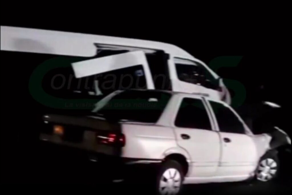 Accidente en Tepeji entre vehículo y una unidad de transporte público deja tres heridos