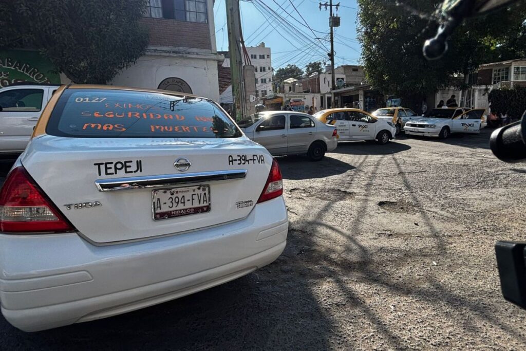Bloquean las calles de Tepeji del Río para exigir justicia por el asesinato de taxista