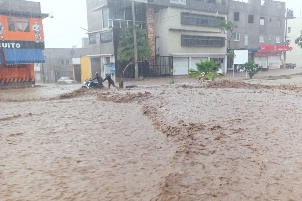 Cayó la tromba en Tulancingo: Varias calles quedaron anegadas tras fuerte lluvia de este domingo