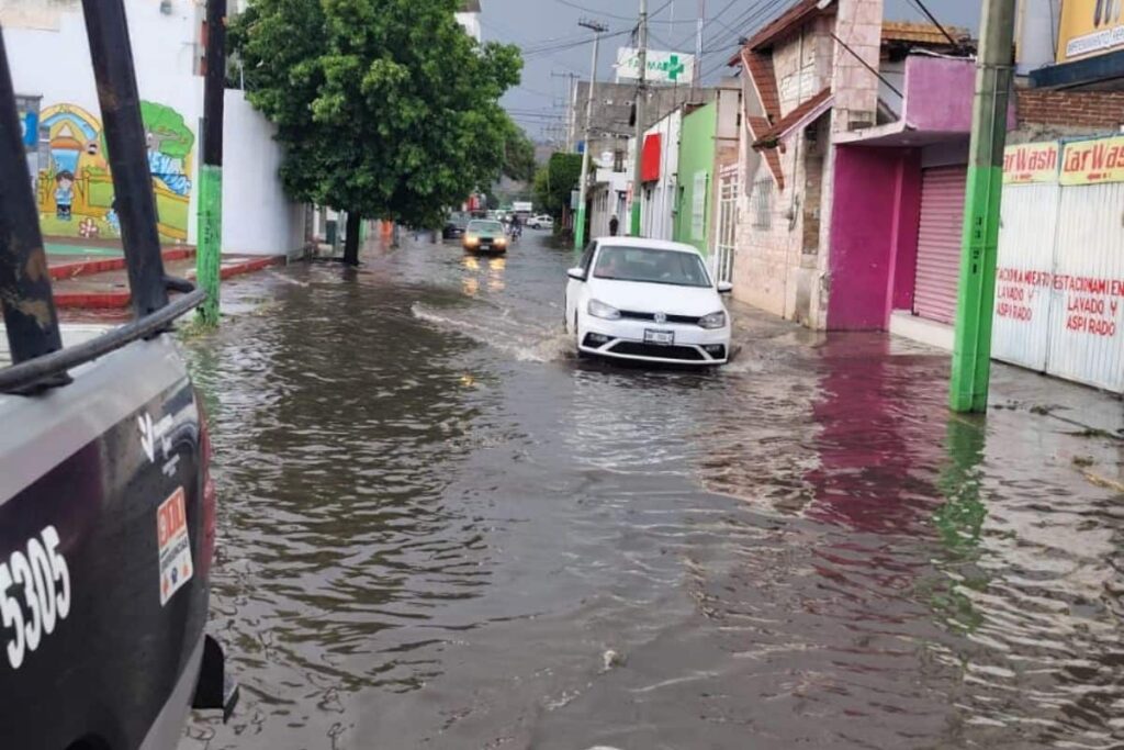 Cayó la tromba en Tulancingo: Varias calles quedaron anegadas tras fuerte lluvia de este domingo