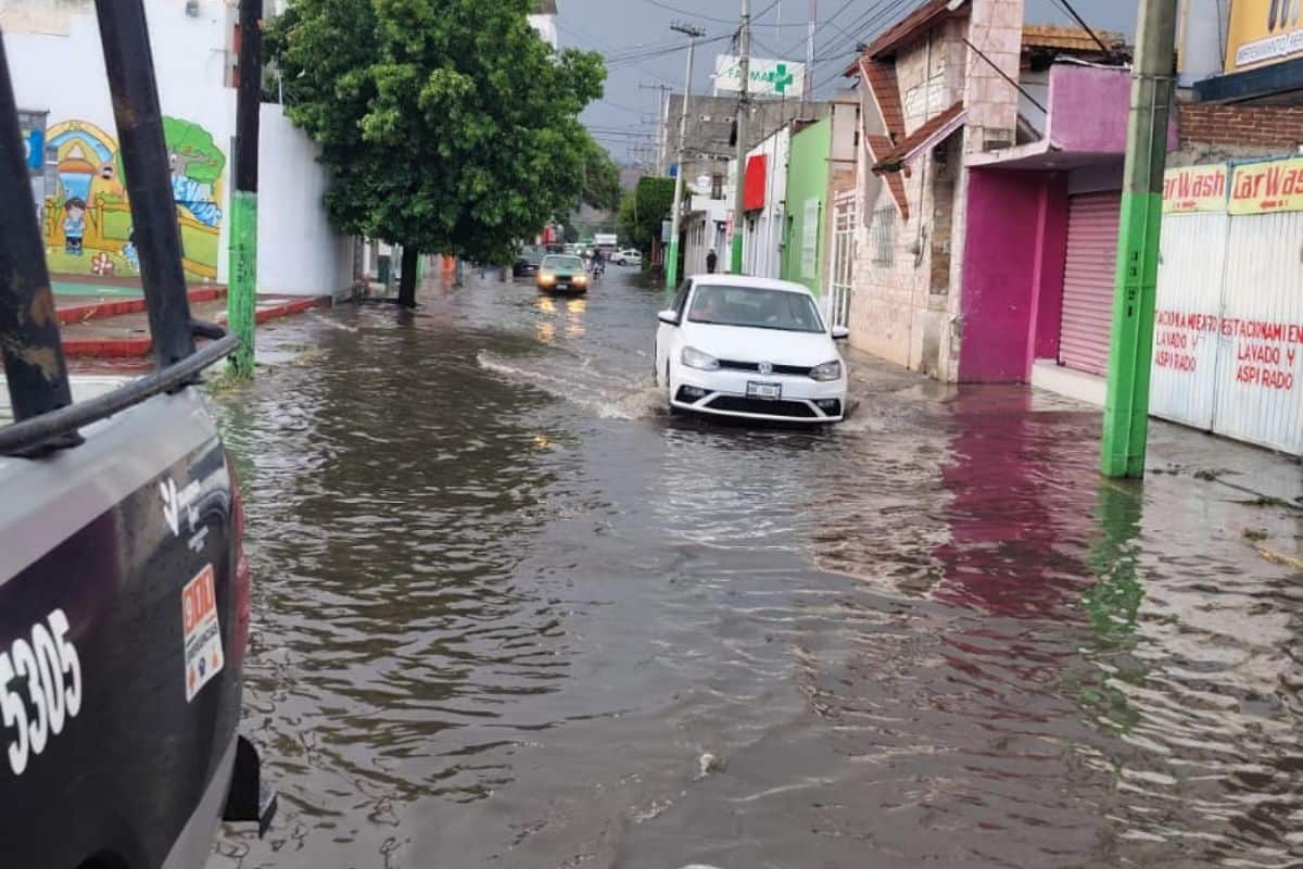 Cayó la tromba en Tulancingo: Varias calles quedaron anegadas tras fuerte lluvia de este domingo