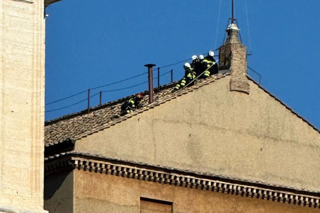 Instalan en El Vaticano la chimenea con la que anunciarán la elección del nuevo papa