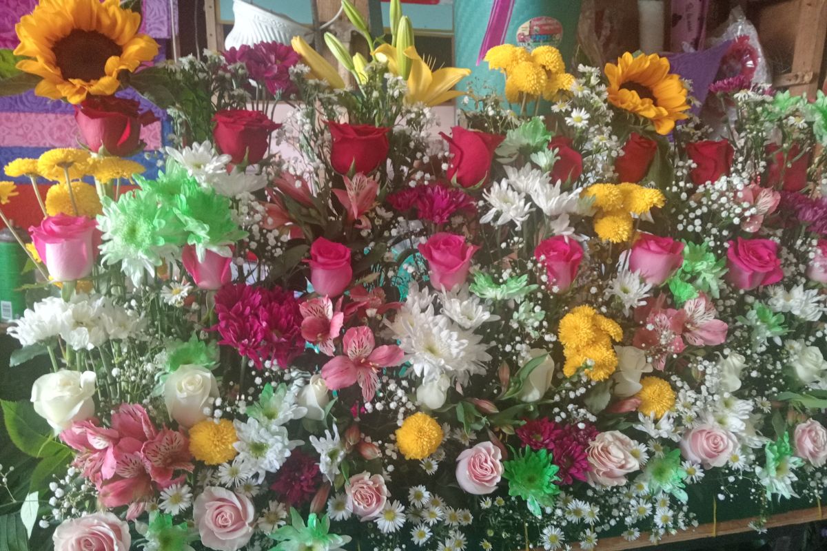 Raúl García Téllez detalló que el precio de las flores depende del costo que imponen los proveedores en la temporada | Foto: Martha Sáenz
