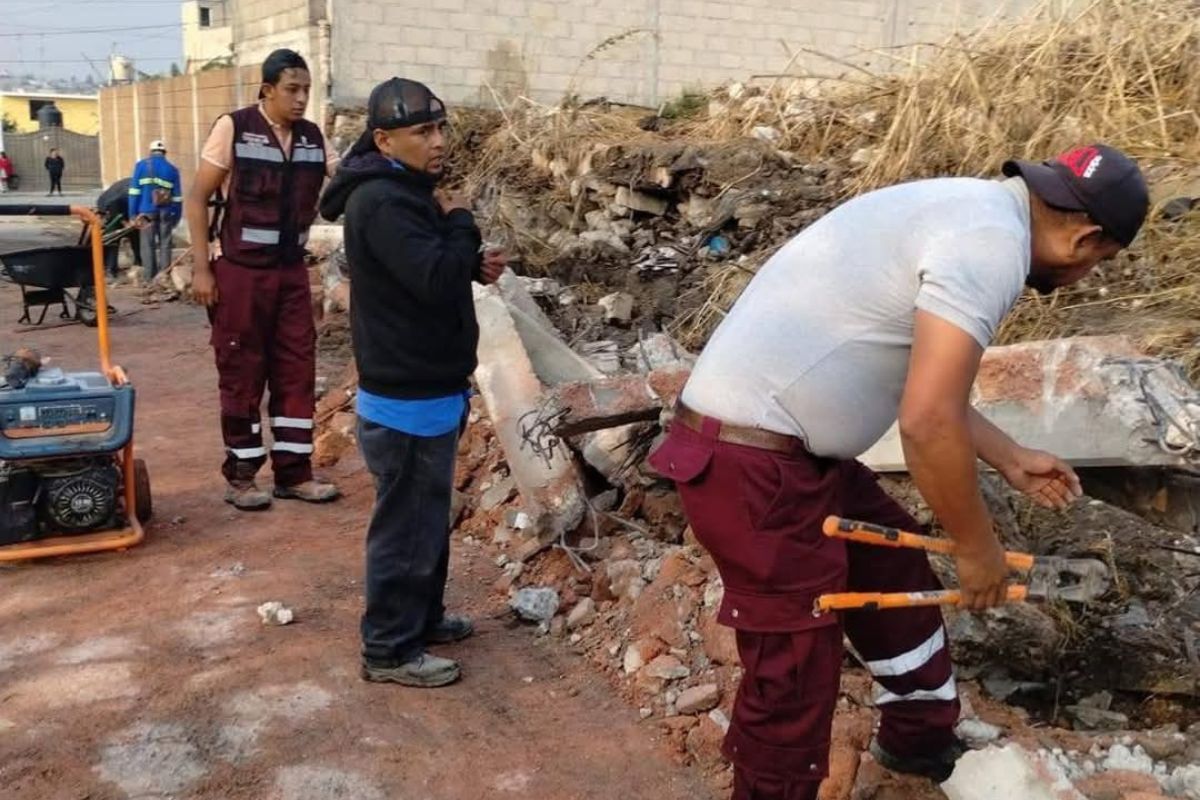 Se reportó el desplome de bardas en una escuela y un domicilio | Foto: Especial
