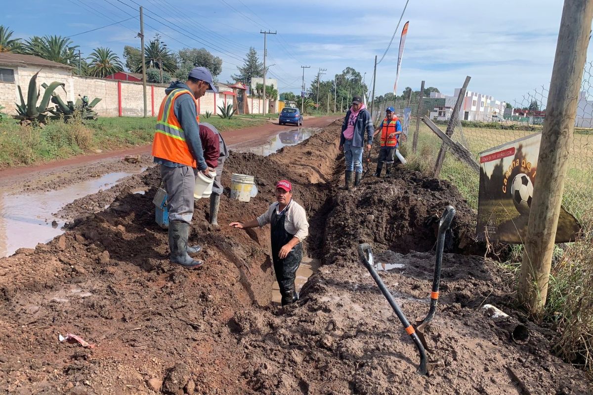 Vecinos de la calle Arcoíris, en la colonia Valle Verde, se negaban a la remoción del enmallado para permitir la introducción de maquinaria | Foto: Especial