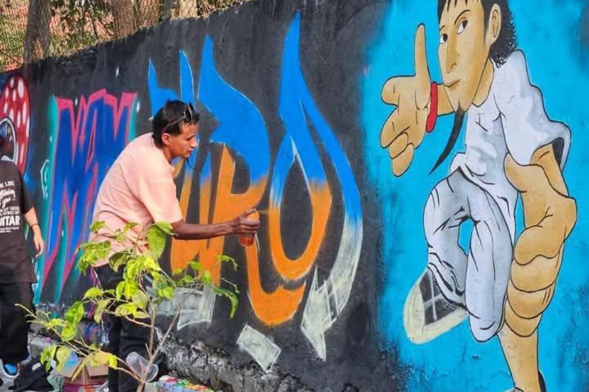 El colectivo Somos la Resistencia presentó una exposición de arte urbano en la barda de la secundaria general | Foto: Salomón Hernández