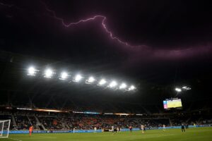 Una tormenta eléctrica pausó el partido por más de una hora