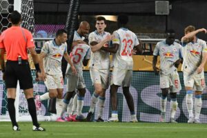 RB Salzburg aprovechó dos acciones clave para llevarse la victoria
