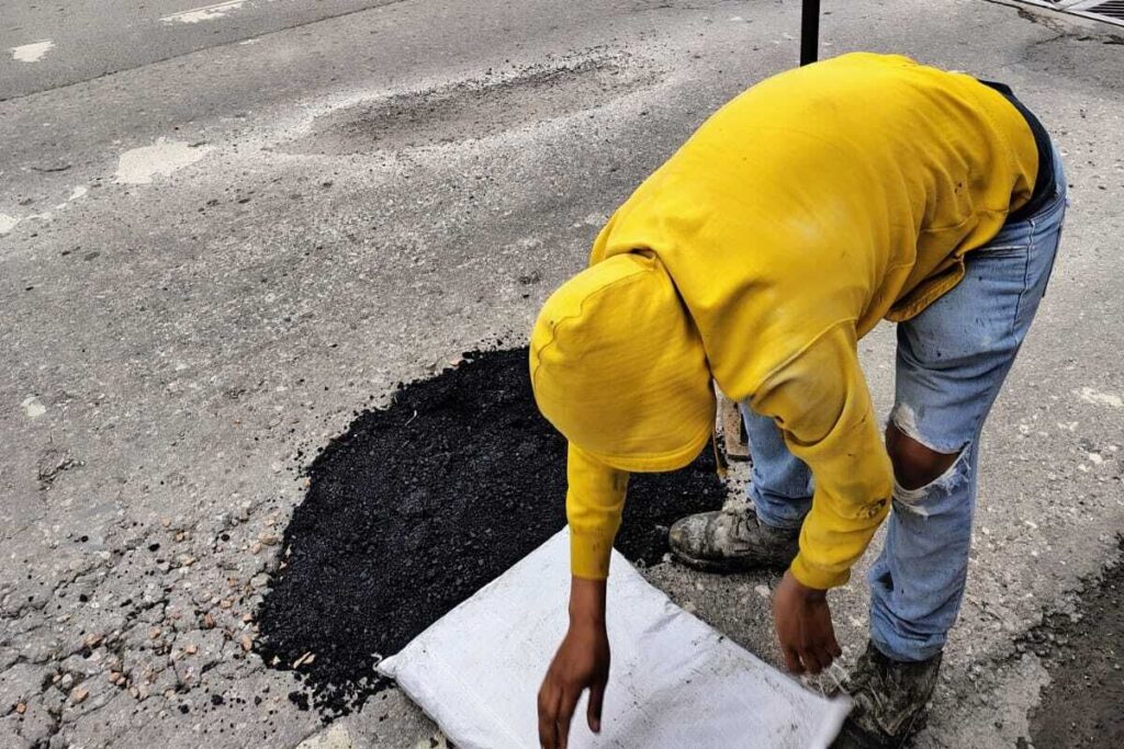 El Gobierno Municipal de Tepeji del Río puso en marcha los trabajos de bacheo en la Avenida Melchor Ocampo